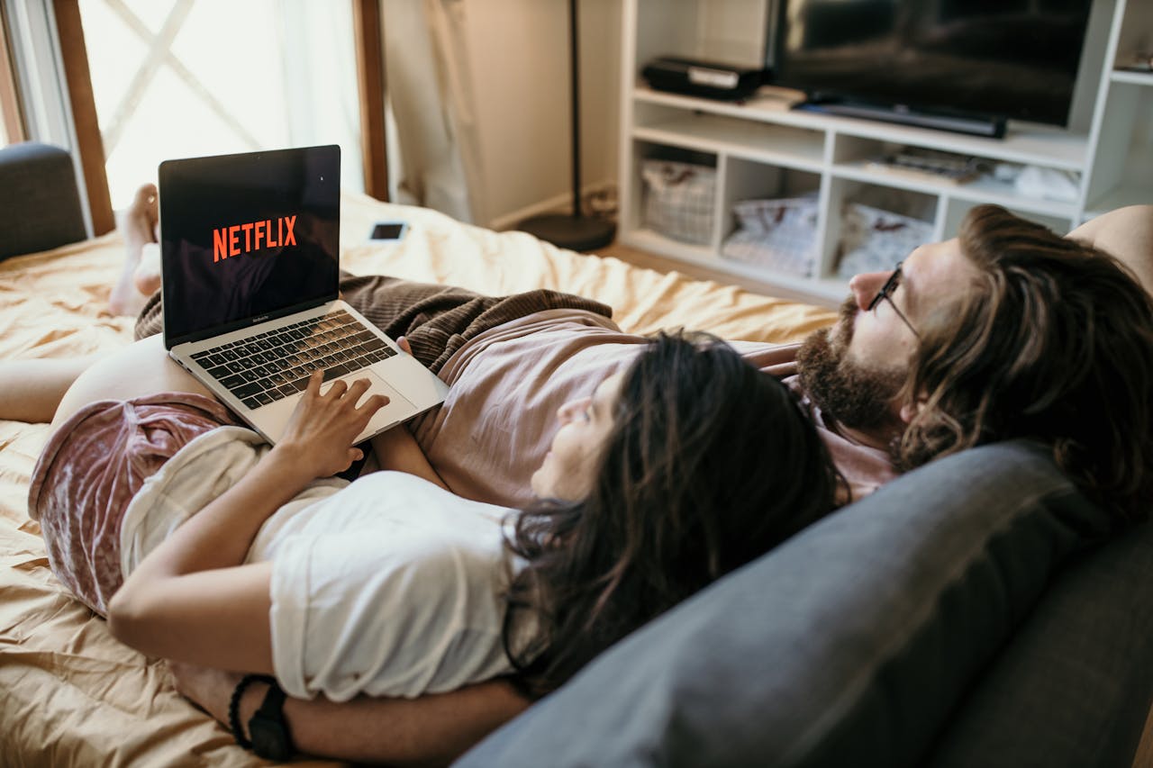 koppel kijken samen naar netflix